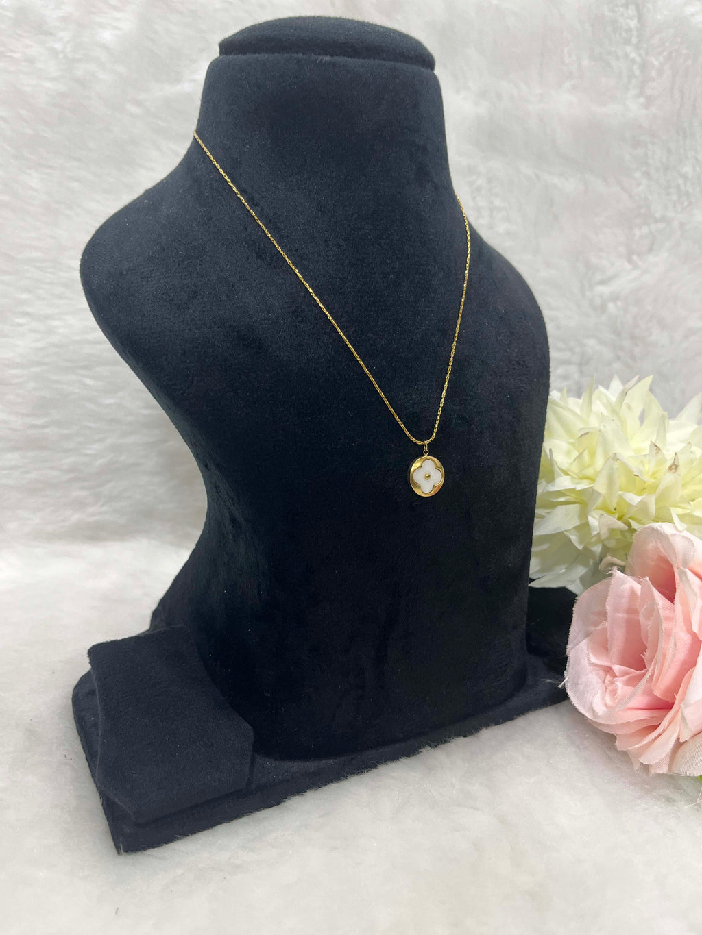 Luck Bloom Pendent Necklace Anti Tarnish